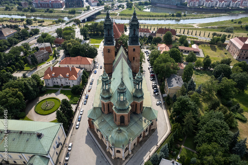 Widok na Bazylika archikatedralna Świętych Apostołów Piotra i Pawła w Poznaniu photo