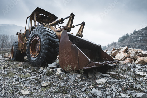 Tractopelle abandonné