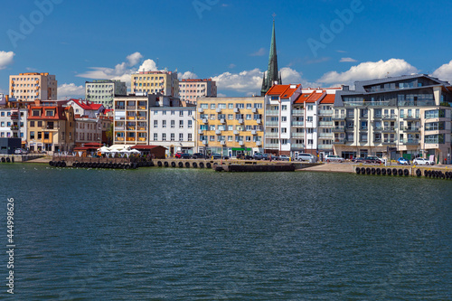 Foto Swinoujscie. City embankment and bay on a sunny day.