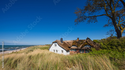 фотографія Reetgedeckter Kotten (Haus) in den Dünen bei Ahrenshoop auf dem Darß; Deutschlan