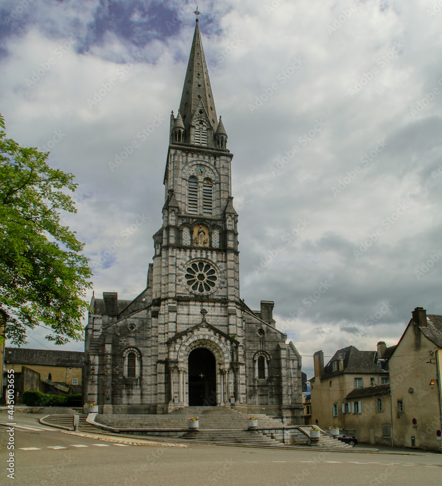 Iglesia de Nuestra Señora de Oloron-Sainte-Marie (francés: Église Notre-Dame d'Oloron-Sainte-Marie), Francia. Fachada principal con la entrada y el rosetón. Iglesia de Nuestra Señora de Oloron-Sainte-Marie (francés: Église Notre-Dame d'Oloron-Sainte-Marie), Francia. Fachada principal con la entrada y el rosetón.