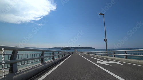 日本ドライブ車窓　角島大橋　海一面を架ける橋の上をドライブ　青空と雲