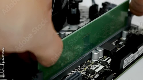 自作パソコン組み立て、メモリ取り外し フィックス 18sec