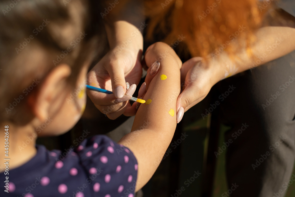 Draws with paint on his hand. Brush with paint for leather. Draws with paint on his hand. Brush with paint for leather.