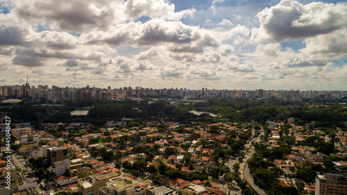Aerial view of the Itaim Bibi region, with Av. Paulista and Ibirapuera Park in the background © Pedro