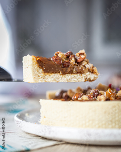 tarta de nuez con crema y florcitas