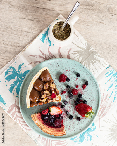 mate con porciones de tortas con arándanos y frutilla