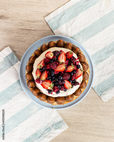 tarta de frutilla con dulce de leche y crema