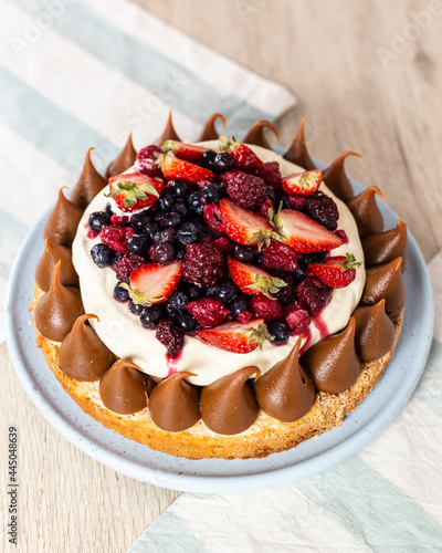 tarta de frutilla con dulce de leche y crema