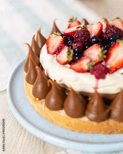 tarta de frutilla con dulce de leche y crema