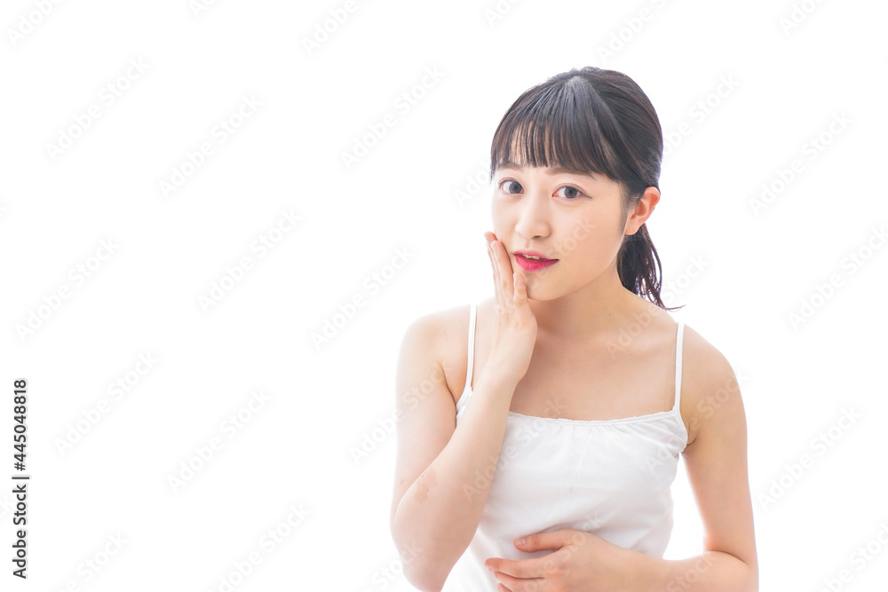 フェイシャルケアをする若い女性 フェイシャルケアをする若い女性