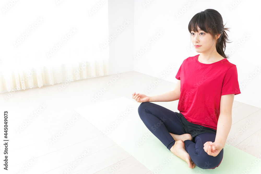 ヨガをする若い女性 ヨガをする若い女性