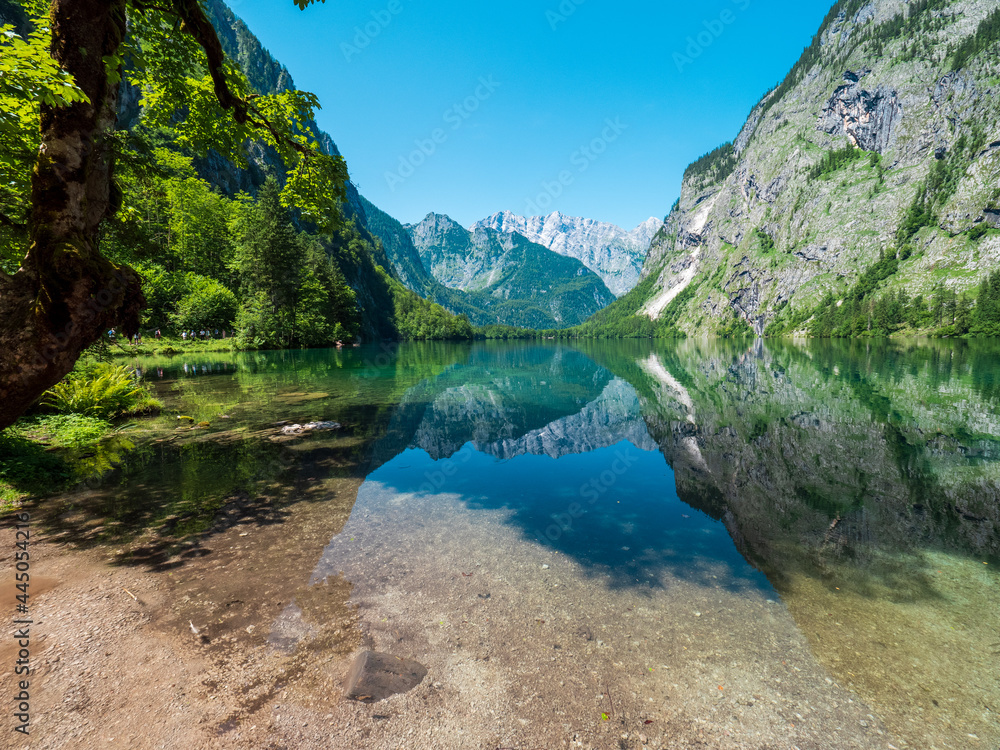 Fototapeta premium Der Obersee, Berchtesgaden, Bayern, an einem sonnigen Sommertag