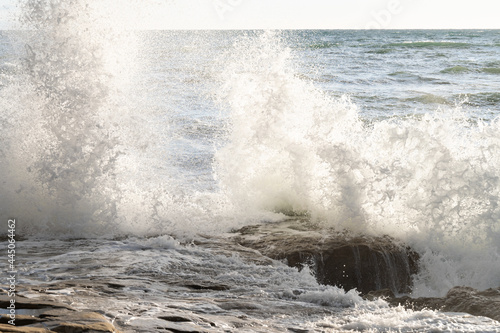 大きな波が打ち付ける映画の配給タイトルでありそうな荒々しい海の写真1