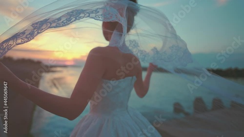 海での結婚式ドレス姿は夕日でのウエディング