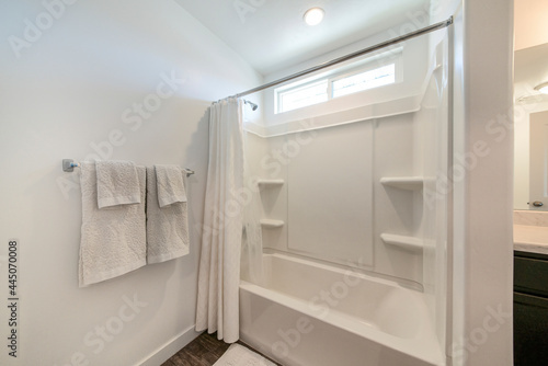 Cuadro en lienzo Bathtub and shower combo kit with corner shelves on both sides