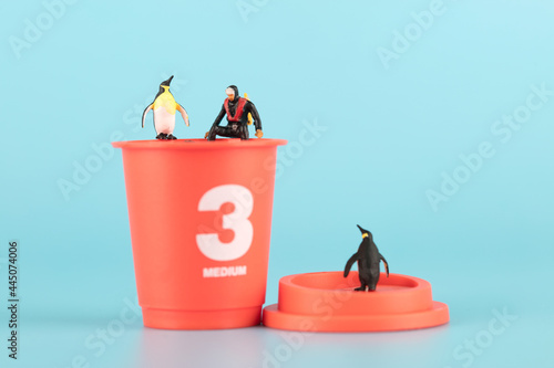 Foto Penguins and frogmen and a cup of coffee in a miniature world