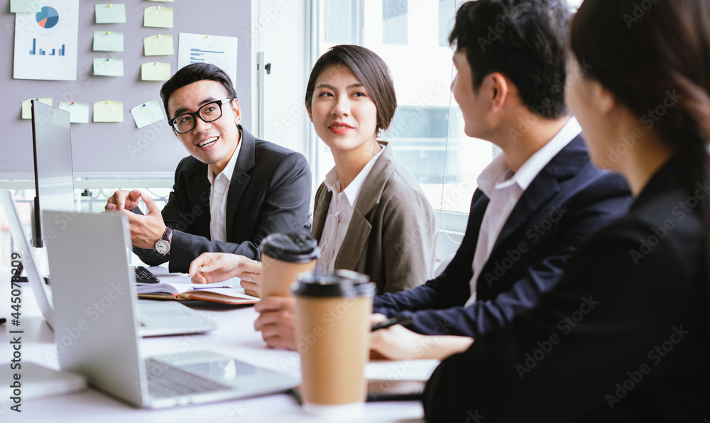 Everyone shares ideas together in the meeting Everyone shares ideas together in the meeting
