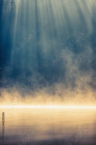 Poranna mgła na jeziorze