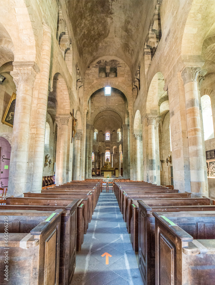 Nef de l'église romane de Saint-Saturnin, Puy-de-Dôme, France