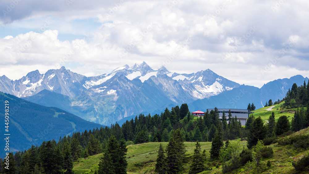 Landschaft in den Zillertaler Alpen mit Talstation einer Seilbahn vor atemberaubendem Bergpanorama, Tirol, Österreich