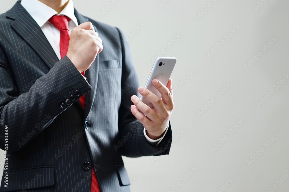 スマホを操作するビジネスマン スマホを操作するビジネスマン