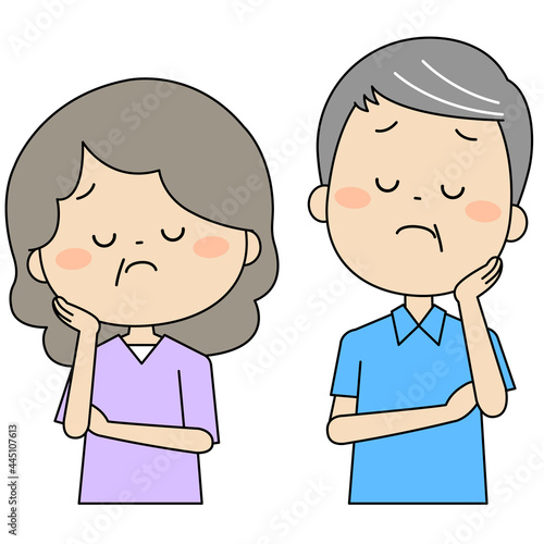 上を向いて考え悩む老夫婦