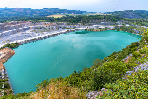 Lagune mit blauem Wasser im Steinbruch