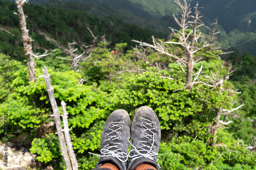 山登りで休憩する風景 トレッキングシューズの足元 Stock Photo | Adobe Stock