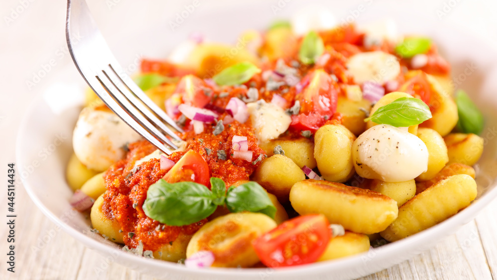 gnocchi with tomato sauce and mozzarella