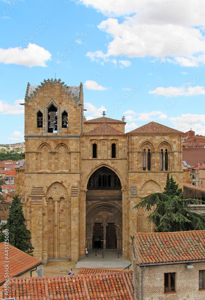 Fototapeta premium Front view of the Basilica de San Vicente's facade, in Avila, Spain.