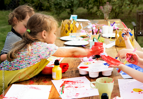 фотографія Group of young kids enjoying artworks
