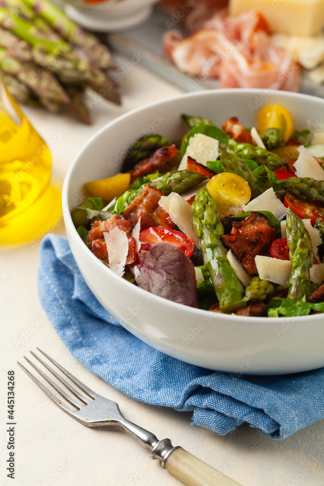 Salad with asparagus and bacon.