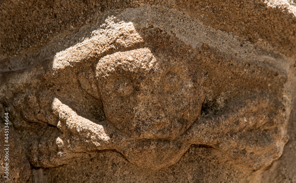 Obraz premium Sculpture médiévale sur l'église de Sérandon, Corrèze, France