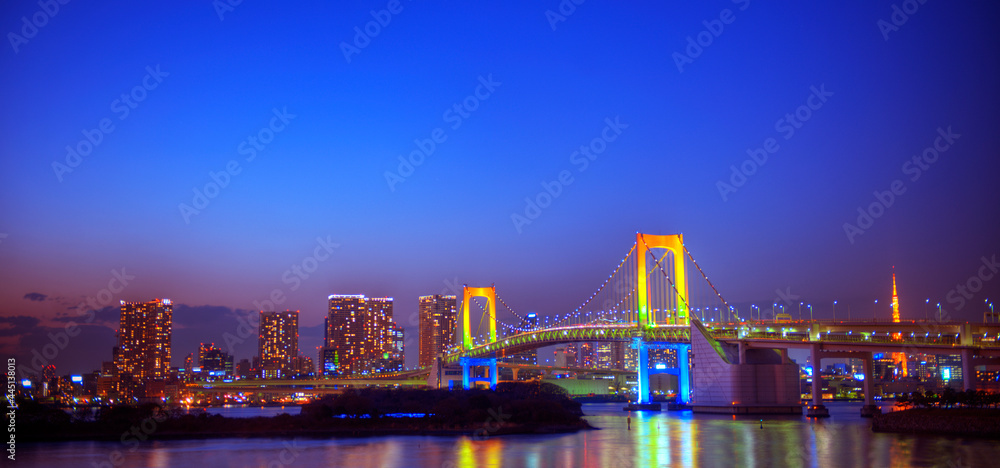 Obraz premium Panorama of the rainbow bridge in Tokyo.