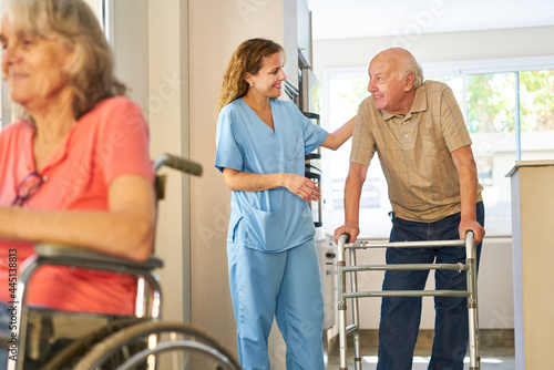 Pflegekraft bei Betreuuung von Senioren im Altenheim