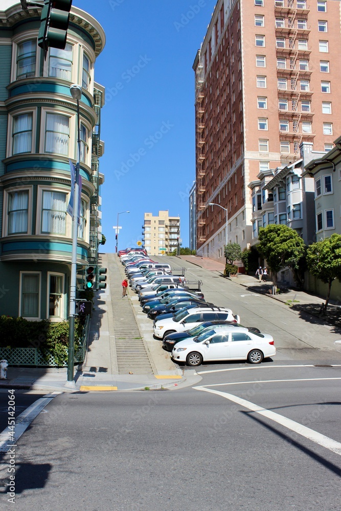 Obraz premium 坂道に綺麗に駐車された車