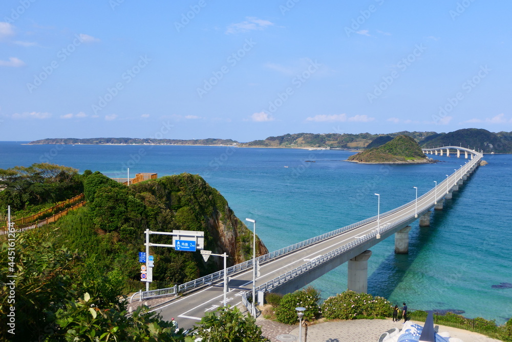 Naklejka premium 海士ヶ瀬戸海峡に架かる角島大橋。下関、山口、日本。10月中旬。