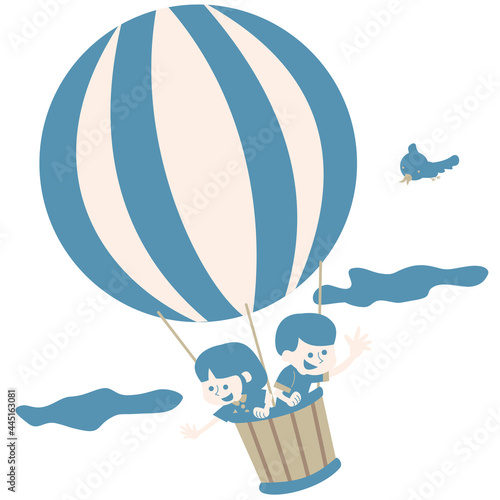 熱気球に乗って空から手を振る子どもたちのアイソメ