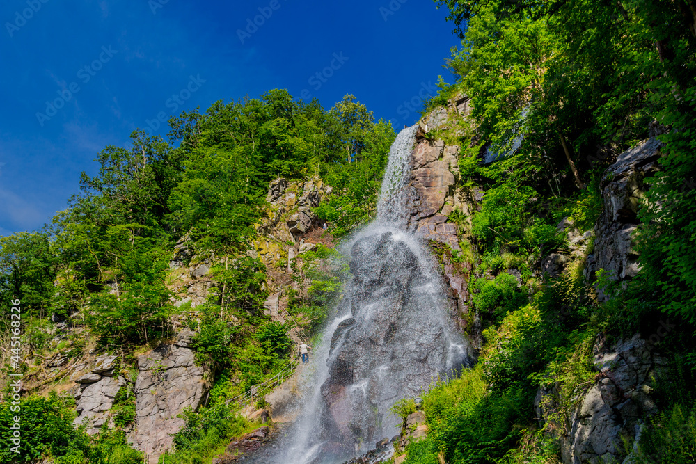 Spaziergang rund um den Wasserfall nahe Trusetal in Thüringen