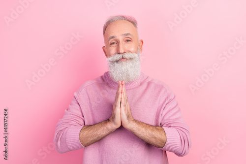 Fotografie Photo of optimistic grey hair old man hold hands wear pink sweater isolated on p