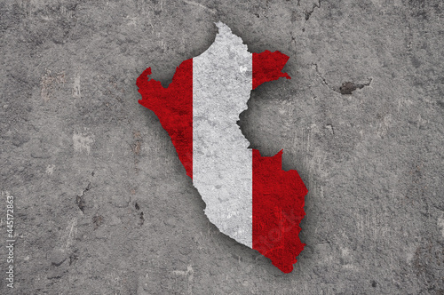 Karte und Fahne von Peru auf verwittertem Beton