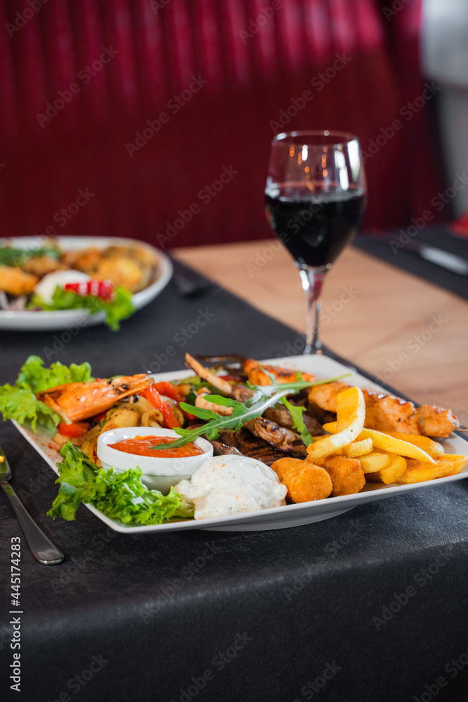 Mediteranisches Gericht und Rotwein Mediteranisches Gericht und Rotwein