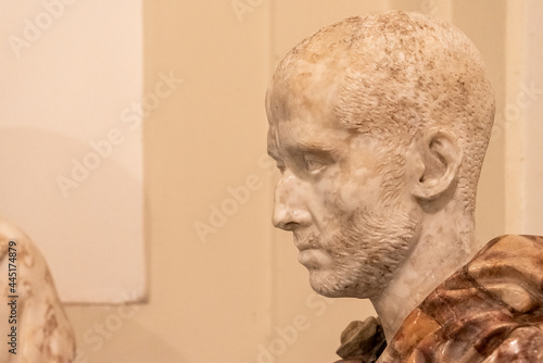 Canvas Print Close-up on profile of ancient statue of roman senator