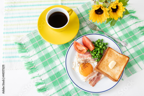 ヒマワリとコーヒーと美味しい朝食（豆乳角形食パンと目玉焼きと野菜）