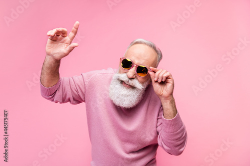 Photo Photo of funky grey beard hair mature man dance wear eyewear sweater isolated on
