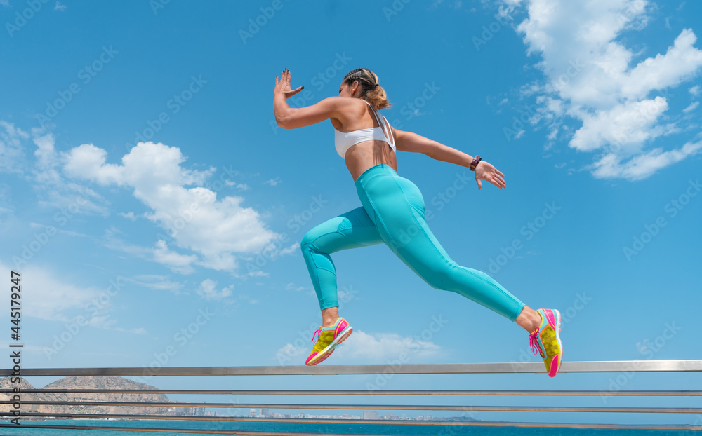 Chica haciendo deporte, saltando con técnica de atletismo .