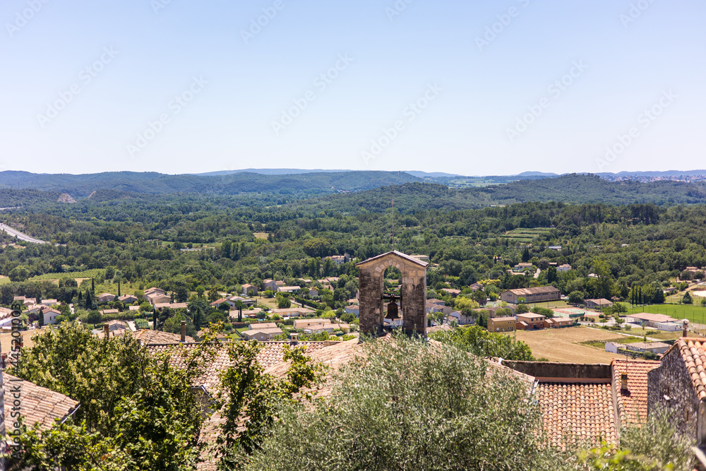 Paysage aux alentours de Vézénobres depuis les ruelles médiévales de la ville (Occitanie, France)