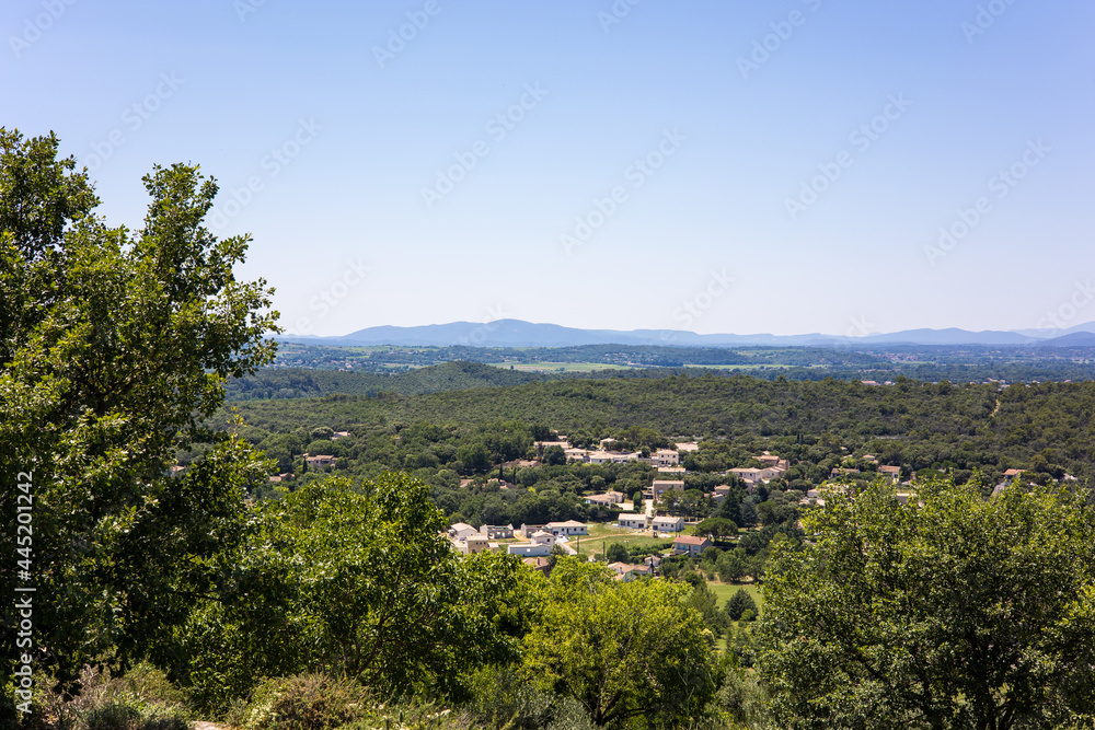 Paysage aux alentours de Vézénobres depuis les ruelles médiévales de la ville (Occitanie, France)