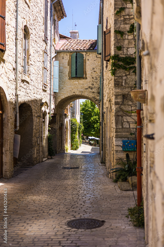 Ruelles médiévales de Vézénobres en été (Occitanie, France) Ruelles médiévales de Vézénobres en été (Occitanie, France)